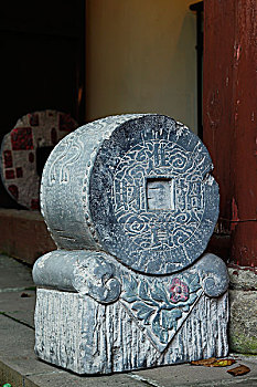 石头雕刻的门墩