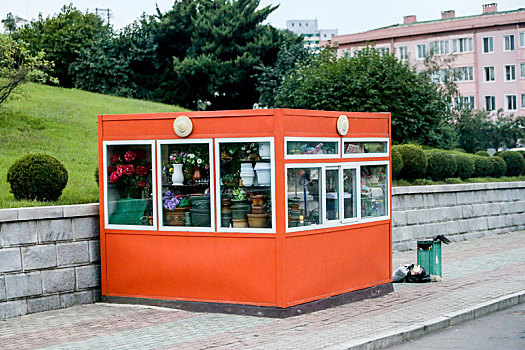 朝鲜首都平壤街头简易商店,四四方方小房子,商品丰富顾客络绎不绝