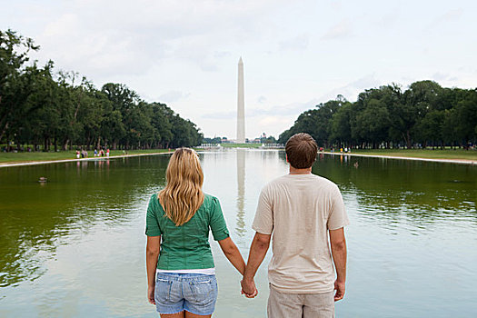 后视图,年轻,情侣,华盛顿纪念碑