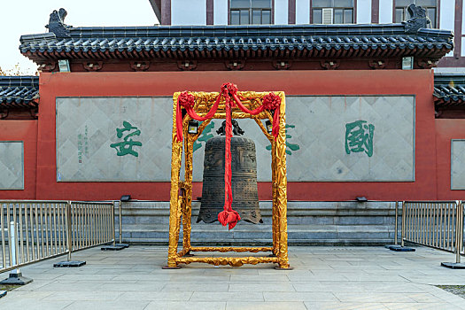 南京市天妃宫照壁墙前的铁钟