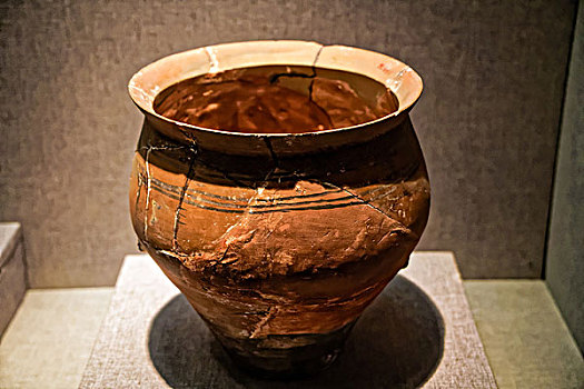中国古代仰韶文化彩陶罐