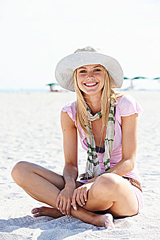 年轻,金发女郎,坐,海滩,戴着,夏天,帽子,围巾,粉色,t恤