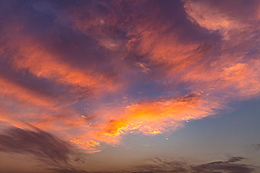 笼罩在夕阳天空下的中心广场