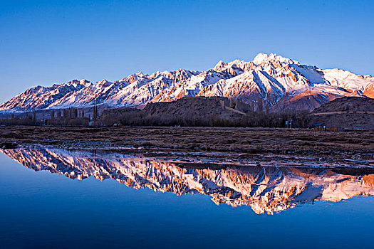 新疆,雪山,湖泊,倒影