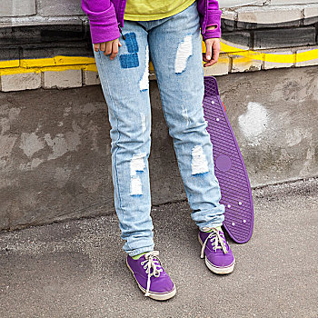 青少年,蓝色牛仔裤,站立,滑板,靠近,城市,墙壁
