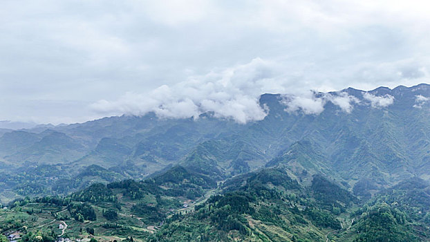 重庆酉阳,晨雾细雨美青山