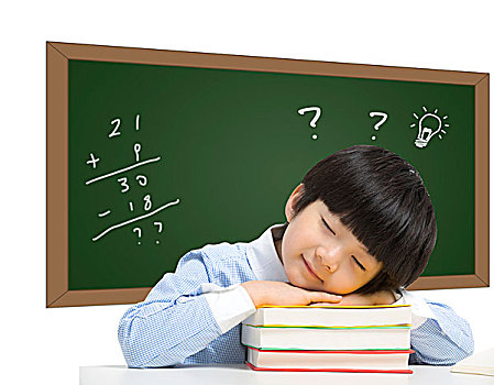 小男孩趴在書本上睡覺