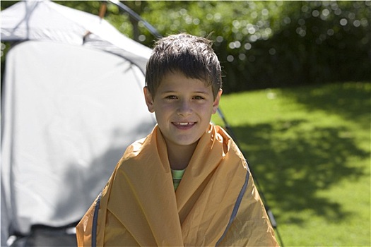 男孩,8-10岁,站立,旁侧,欠缺,圆顶,帐蓬,花园,草坪,包着,橙色,帆布,微笑,头像
