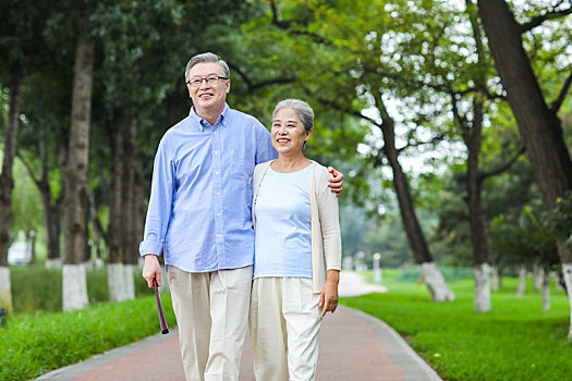幸福的老年夫妇在公园散步