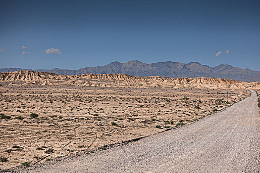 中国西部荒野道路