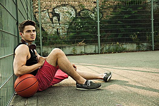 年轻,男人,头像,坐在地上,篮球场,德国
