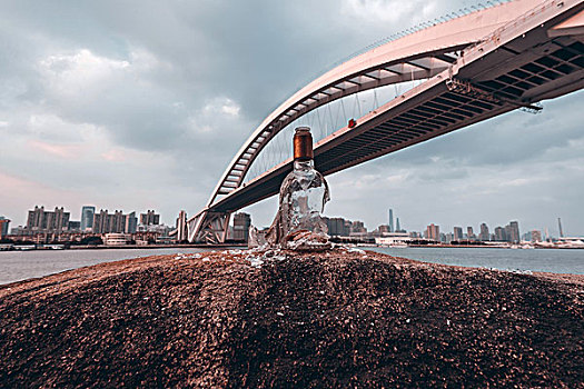 上海卢浦大桥和桥下的一个玻璃瓶子