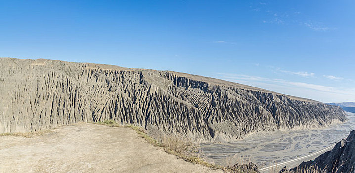 新疆晴天下的戈壁大峡谷全景
