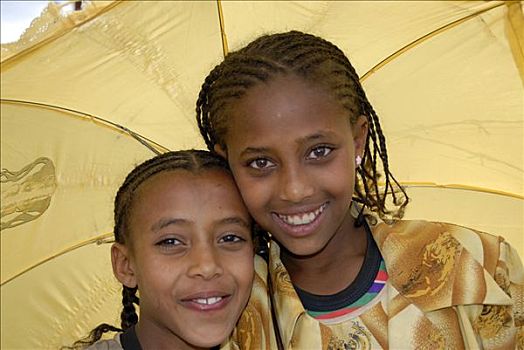 两个,女孩,朋友,下方,伞,阿克苏姆,埃塞俄比亚