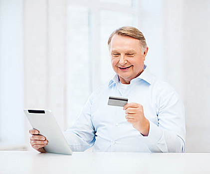 商务,网上银行,网上购物,概念,微笑,老人,平板电脑,信用卡,在家
