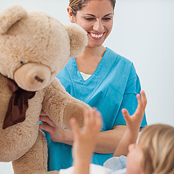 微笑,护理,拿着,泰迪熊,病房