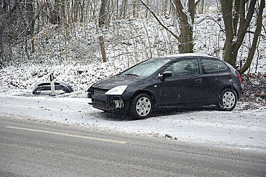 小,汽车,滑动,斜坡,雪地,道路,斯图加特,巴登符腾堡,德国,欧洲