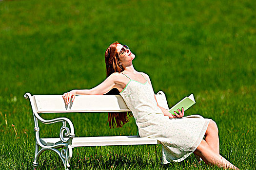 红发,女人,放松,书本,白色背景,长椅,草地,浅