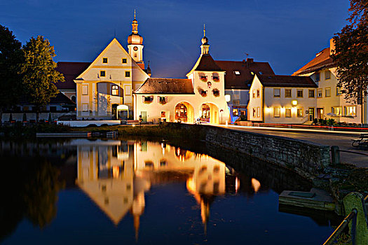 大厦的反射,建筑,在池塘,在蓝色时刻,上普法尔茨,巴伐利亚,德国