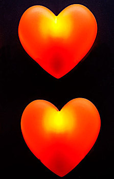 两盏红色心型造型的灯