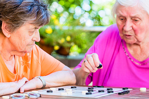 两个,老人,女性,玩,棋类游戏,休息,家