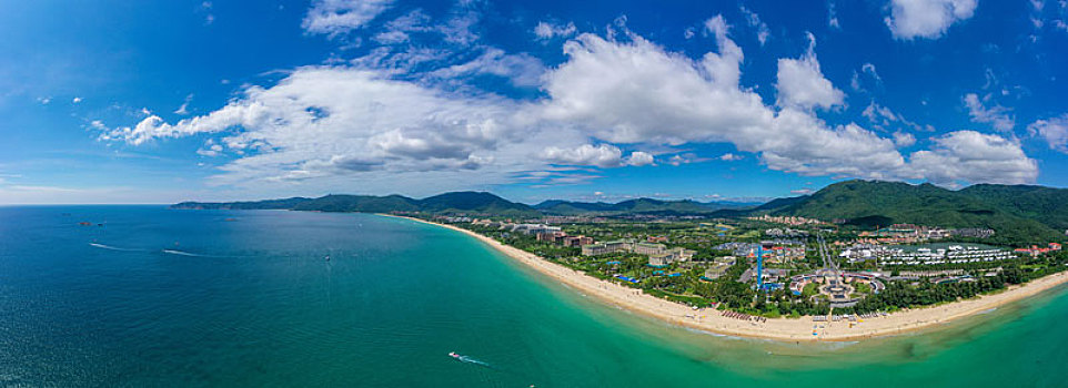 航拍海南三亚亚龙湾国家旅游度假区湛蓝海景