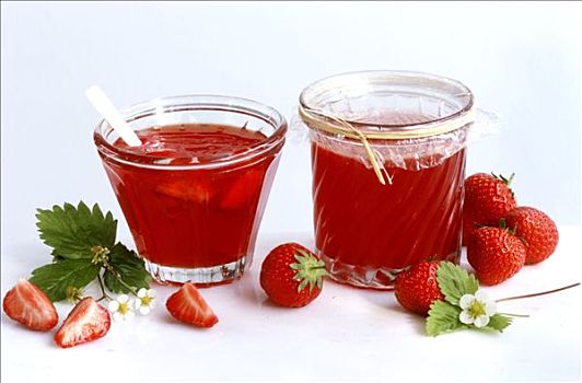草莓果冻,玫瑰花瓣,罐头瓶