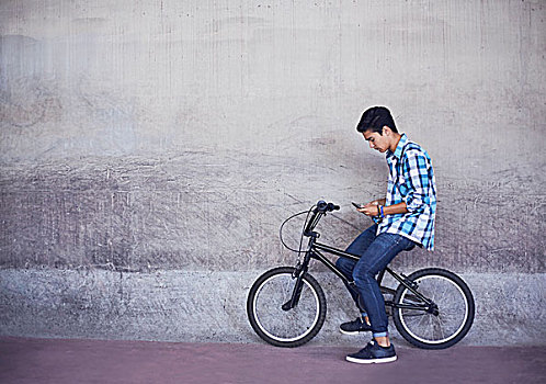 少男,发短信,小轮车,自行车,墙壁