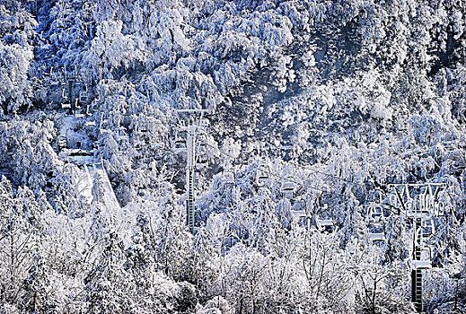 天门山雪景中的索道