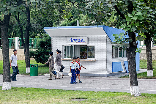 朝鲜首都平壤街头简易商店,四四方方小房子,商品丰富顾客络绎不绝