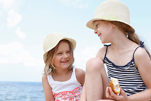 两个女孩,遮阳帽,吃,三明治,海滩,西西里,意大利