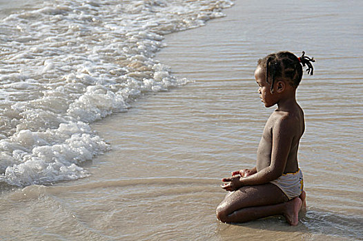 女孩,沉思,坐,海滩,看,马埃岛,印度洋,塞舌尔,非洲