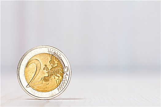 两个,欧元,硬币,白色背景,木头,背景