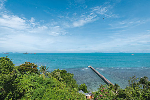 泰国苏梅岛热带海岛海岸线自然风景,通往海上的木桥