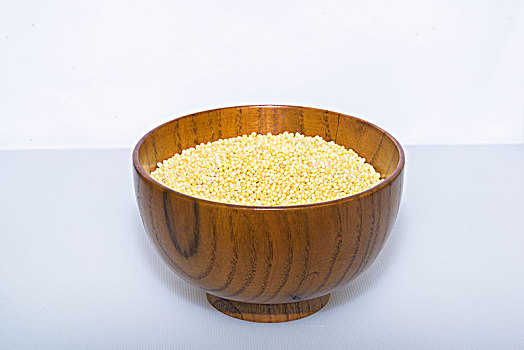 盛放在木碗里的小米