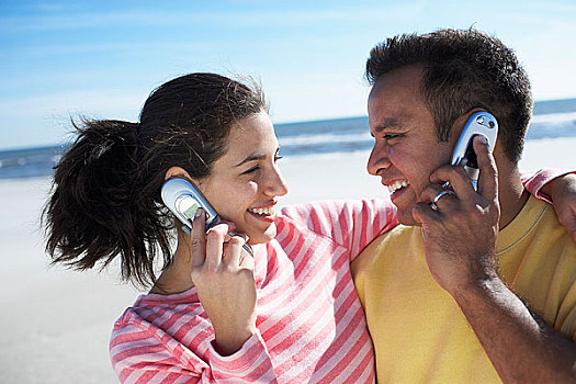 伴侣,手机,海滩