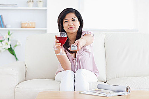 女人,葡萄酒杯,电视遥控器,客厅