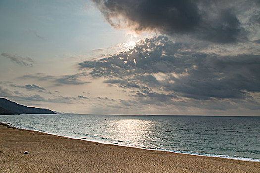 海南的海滨沙滩,蓝天和云朵