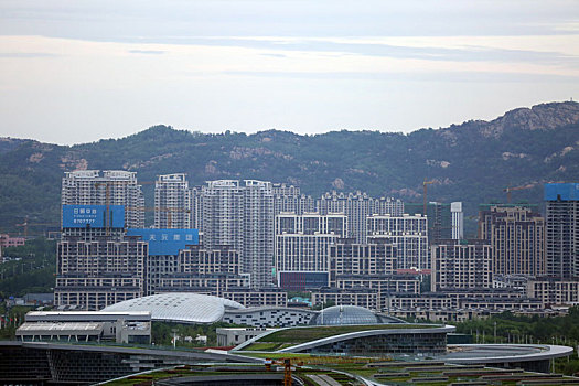 山东省日照市,春夏之交天气多变,云雾变化多端笼罩城市