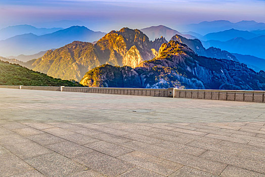 地砖地面和远山背景