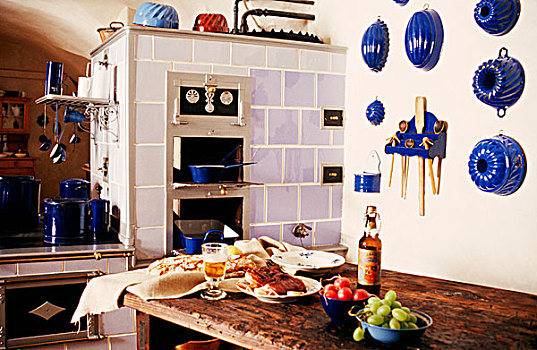 厨房,木桌子,砖瓦,烤炉,烘制器具