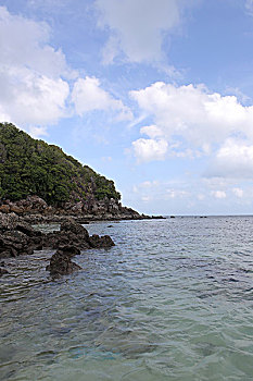 泰国普吉岛海滩红色摩托艇蓝天白云海岛图片素材
