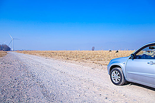 荒野公路上的车