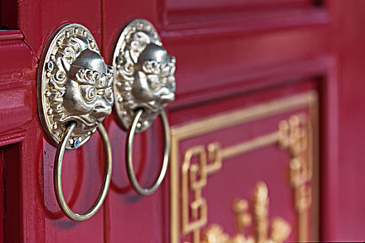 红色的门木门中式门锁