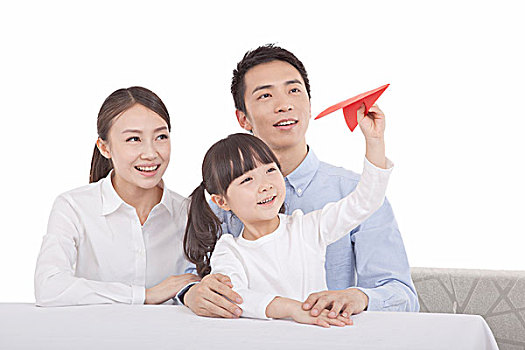 一家三口玩紙飛機(jī)