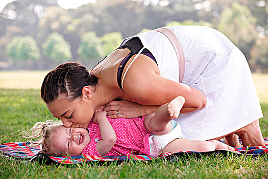 母亲,玩,吻,女儿,公园