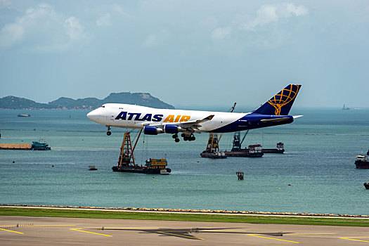 一架美国阿特拉斯航空的货机正降落在香港国际机场