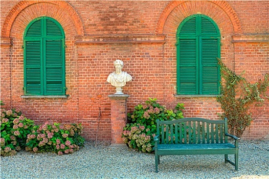 木制长椅,站立,砾石,正面,红砖,房子,特写,绿色,百叶窗,公园,意大利北部