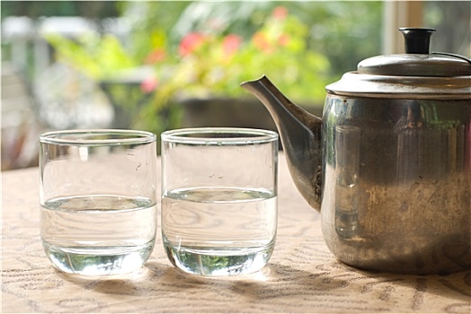 两个,玻璃杯,钢铁,茶壶