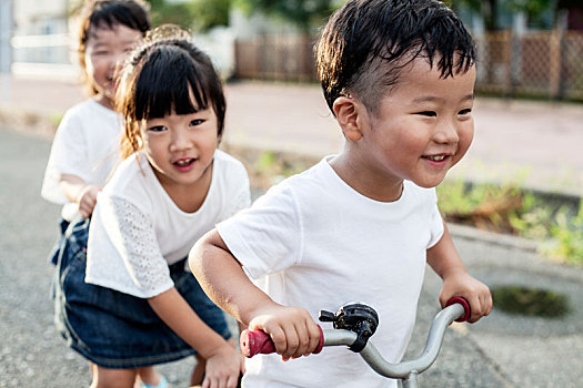 头像,两个,日本人,女孩,男孩,玩,街上,自行车,看镜头,微笑